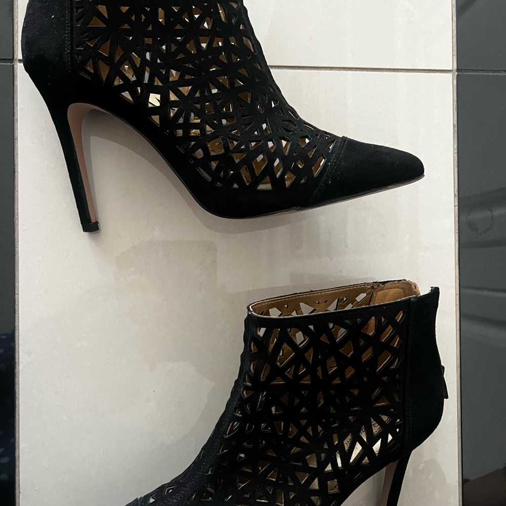 Black Booties Excellent Condition Bcbgeneration S… - image 5